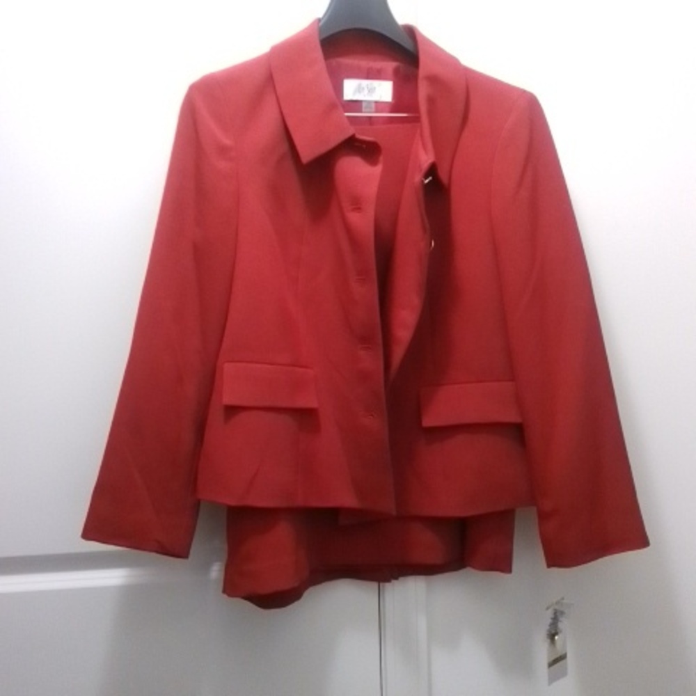 NWT Le Suit Orange two-piece suit